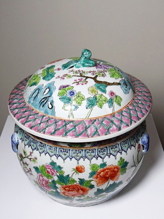 Image 1 of Large covered Chinese porcelain pot, floral famille rose decoration, 20th century