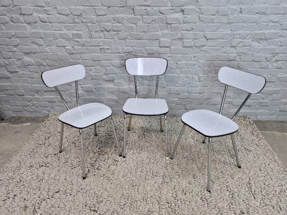 Set di 3 sedie da cucina di design vintage di Brabantia, Formica striata bianca, Paesi Bassi, anni '60 (photo 3 of 11)