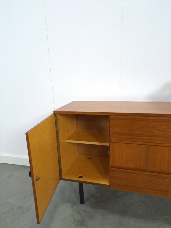 Image 1 of Zapatero con espacio de almacenamiento y tiradores negros.