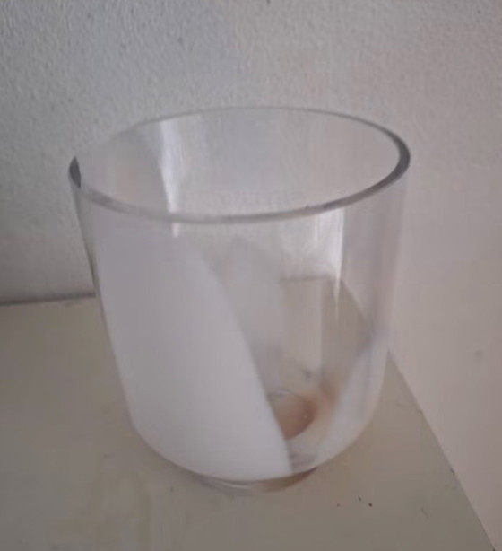Glasvase mit einzigartigem weißen Muster – Dekorative Objekte (photo 5 of 6)