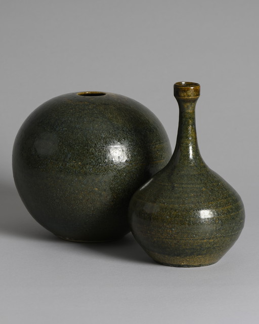 Studio keramiek vaas paar van Mathies Schwarze - groen geglazuurd terracotta, Duitsland