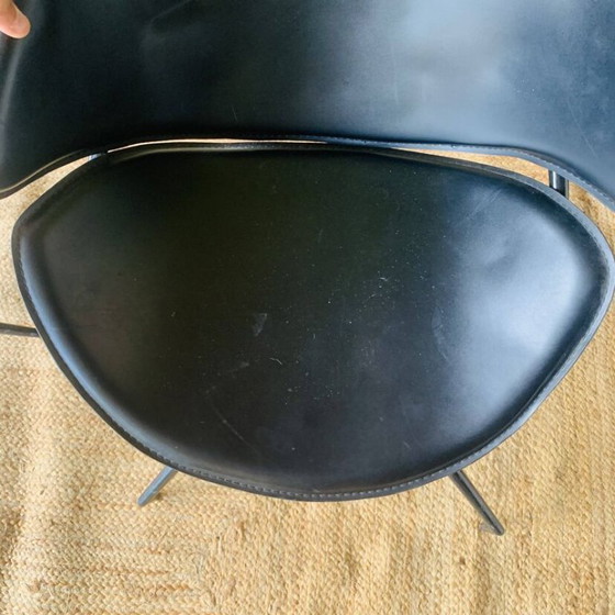 Een paar modernistische draaibare fauteuils van zwart leer. – Leather (photo 13 of 16)