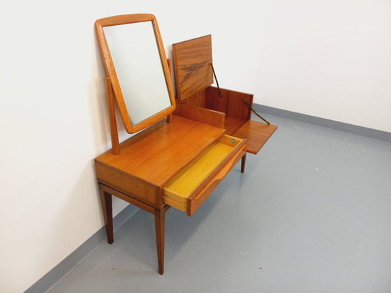 Image 1 of Kleine vintage Scandinavische teakhouten kaptafel met spiegel uit de jaren 60
