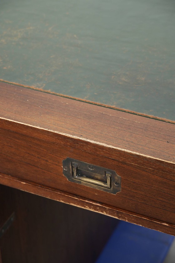 Image 1 of Oud houten Engels bureau uit begin 20e eeuw in campaign style met messing elementen en een groen lederen blad