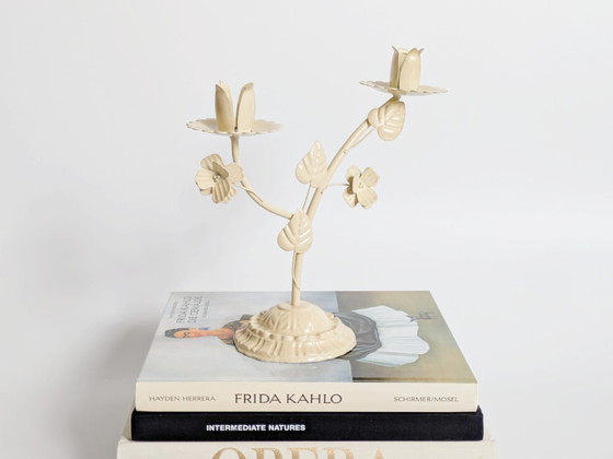Image 1 of Candelabro italiano vintage in ghisa, floreale bianco crema, adatto a candele a 2 ceri