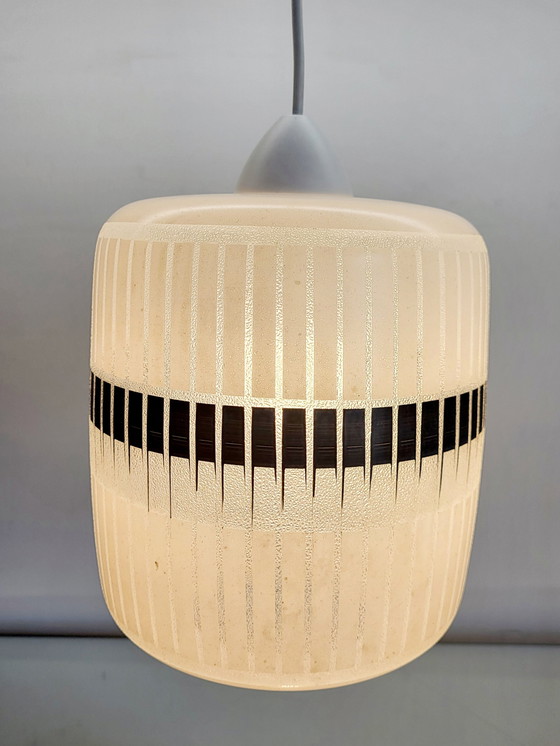 Image 1 of Vintage glazen hanglamp, wit met reliëfstructuur zwart decor, jaren 80