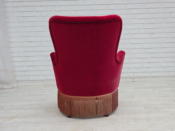 Image 1 of Poltrona danese con schienale alto, anni '70, rivestimento in velluto rosso, legno di faggio.