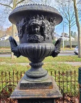 Grote antieke gietijzeren plantenbakken op sokkel jardinière, Zwart, Vintage (foto 5 van 14)