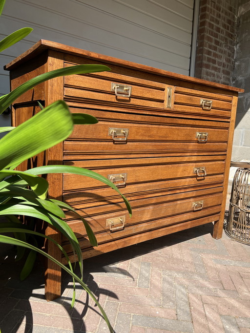 Magnifique commode Art Déco - Armoire Vintage en chêne avec de belles poignées en laiton