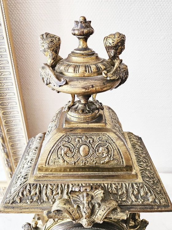 Image 1 of Grote Napoleon III-klok uit de 19e eeuw, 45 cm, 8 kg, brons en tin, met leeuwen en bustes, compleet met sleutel