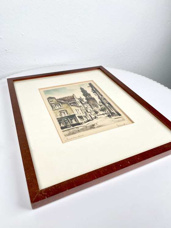 Image 1 of Kleine Vintage Kunstdruk van Amsterdam Westertoren en Grachtenpanden in Houten Vintage Lijst - Traditioneel Amsterdams Kunstwerk