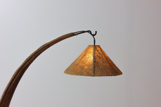 Image 1 of Lampe à arc italienne en rotin