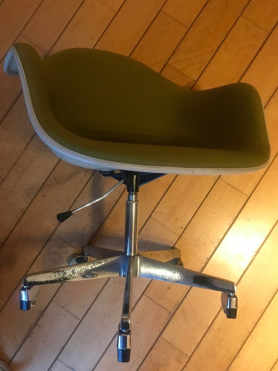 Image 1 of Chaise coque Eames originale Herman Miller