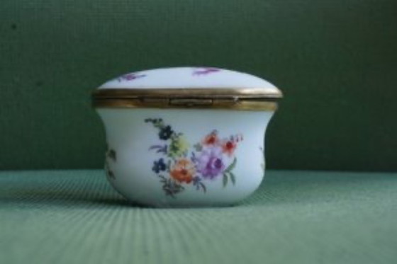 Image 1 of Tabacchiera in porcellana, XVIII secolo.