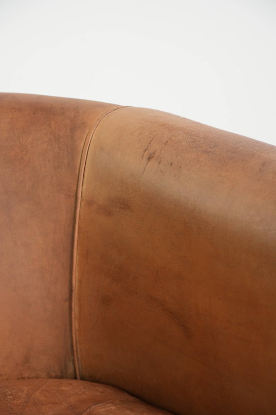 Heerlijke vintage schapenleren clubfauteuil in een mooie lichte cognac kleur met een prachtig patina en een (photo 12 of 14)