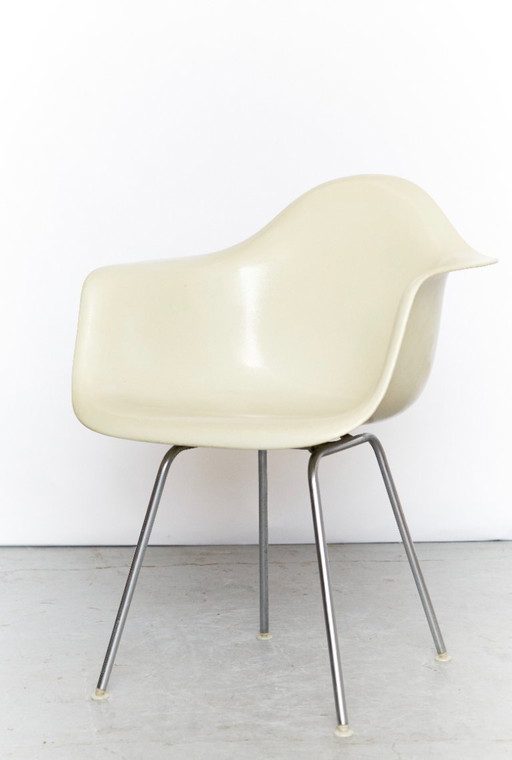 Silla Dax de fibra de vidrio color blanco roto diseñada por Charles y Ray Eames para Herman Miller.