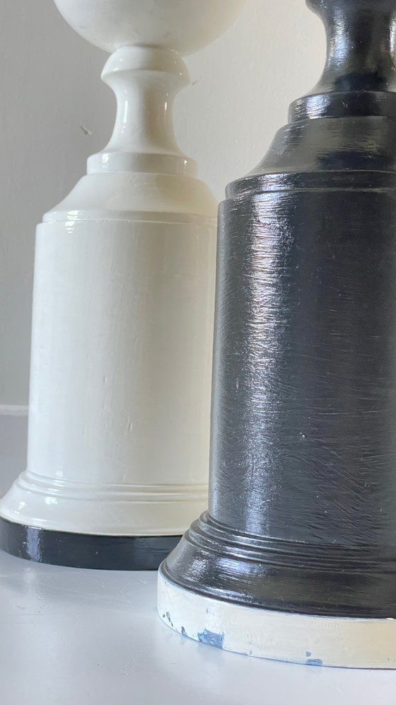 Image 1 of 2 supporti per lampade in legno tornito in bianco e nero VINTAGE