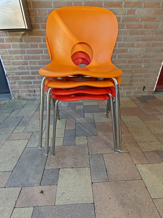 Silla apilable Rexite Olivia de 4 patas, 4 piezas, diseño de Raul Barbieri, naranja y rojo. (photo 9 of 11)