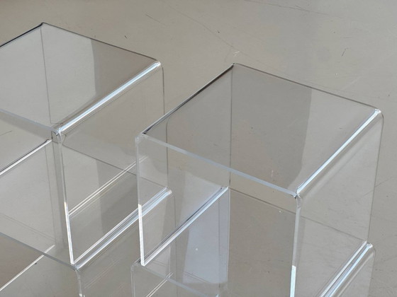 Image 1 of Set di 2 tavolini laterali/impilabili in plexiglass in stile Space Age, anni '70