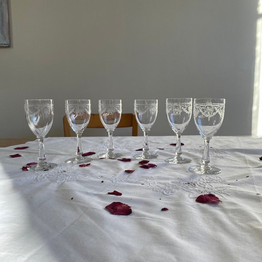 6 antieke wijn- of waterglazen op voet van gegraveerd kristal.