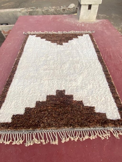 Groot handgemaakt Beni Ouarain tapijt 300×200 cm – Marokkaans Berber wollen tapijt – Minimalistisch ivoor & bruin patroon