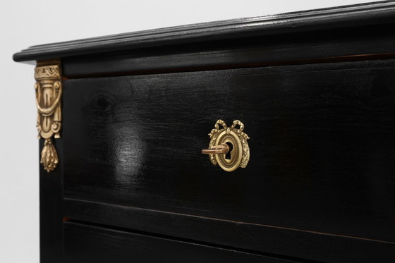 Image 1 of Commode laquée noire de style Louis XV, XXe siècle, avec ferrures en laiton, France