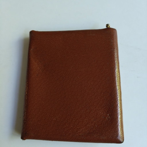 Stijlvol vintage sigarettenetui van bruin leer.