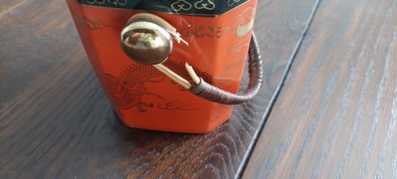 Image 1 of Caja de té de porcelana asiática antigua con esmalte rojo.