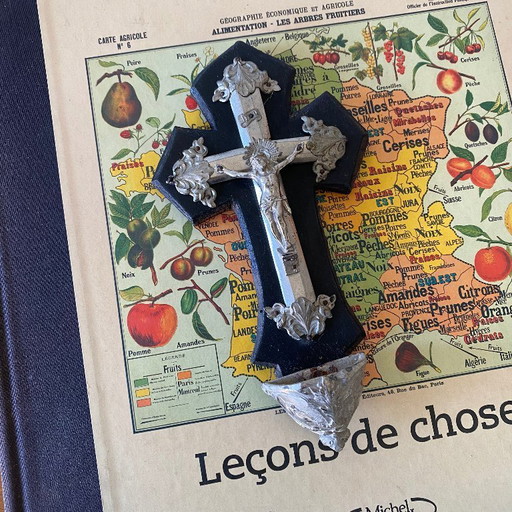Crucifijo colgante vintage en madera ennegrecida y metal. Pila de agua bendita de Cristo, decoración religiosa antigua.
