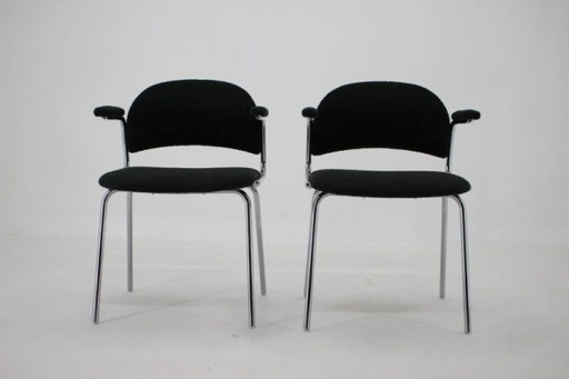 Een paar Tsjechische fauteuils uit de jaren 70, gemaakt van verchroomd buisvormig staal en bekleed met donkere bouclé-stof.
