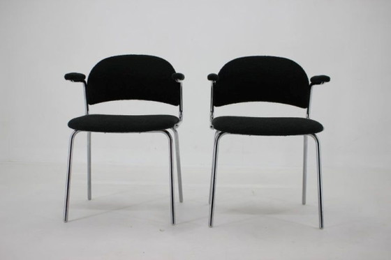 Image 1 of Een paar Tsjechische fauteuils uit de jaren 70, gemaakt van verchroomd buisvormig staal en bekleed met donkere bouclé-stof.