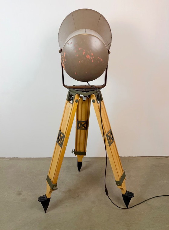 Large Industrial Factory Tesla Spotlight on Wooden Tripod, 1950s, Floor lights, Metal, Brown, Vintage (photo 10 of 15)