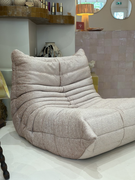 Image 1 of Togo stoel Ligne Roset Velours Rose Poudré