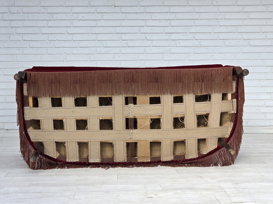 Image 1 of Sofá danés de dos plazas, años 60, terciopelo rojo, patas de madera de fresno.