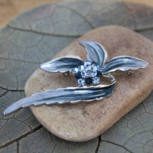 Vintage-Brosche aus emaillierter Blume mit blauen Strasssteinen