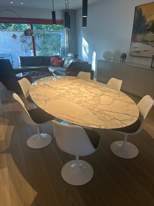 Knoll Saarinen Esstisch Marmor Arabescato ovaler Fuß weiß