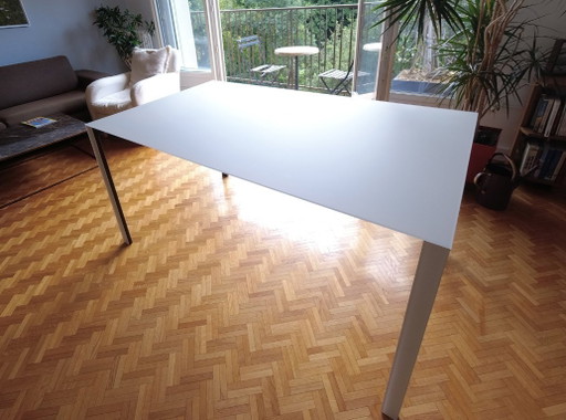 Mesa extensible Thin-K de cristal y acero, marca italiana Kristalia.