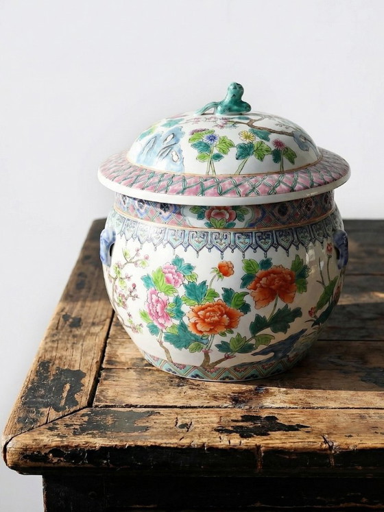 Image 1 of Large covered Chinese porcelain pot, floral famille rose decoration, 20th century