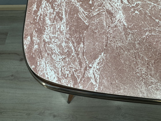 Image 1 of Table d'appoint pivotante vintage – Plateau en formica aspect marbre rose – Style années 50