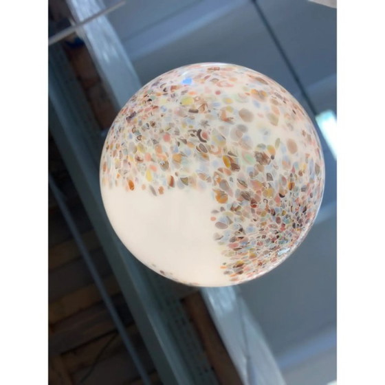 Image 1 of Sfera in vetro bianco latte in stile Murano contemporaneo con murrine multicolori