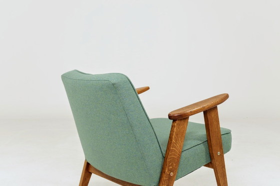 Image 1 of Poltrona lounge vintage con rivestimento in lana color tè verde e legno di quercia.