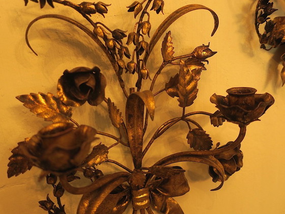 Image 1 of Par de candelabros dobles de pared chapados en oro con rosas, de Hans Kögl, década de 1960.