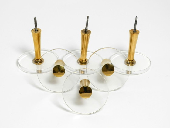 Image 1 of 1970er-Jahre-Set mit 6 Kleiderhaken aus Messing und Plexiglas von den Vereinigten Werkstätten