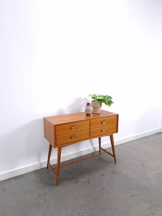 Cassettiera danese vintage in teak con gambe alte inclinate, tavolino, credenza – Cassettiere, Legno (photo 3 of 13)