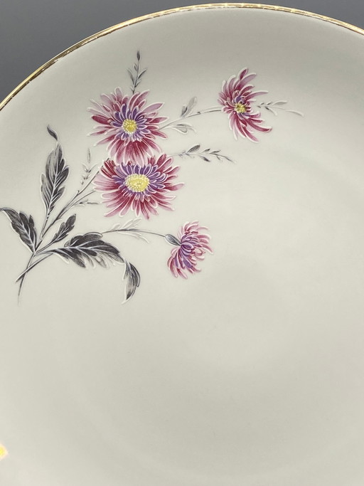 Piatto fondo in porcellana, crisantemi malva e fogliame grigio, bordo dorato, Euro Porcelaine (photo 2 of 4)