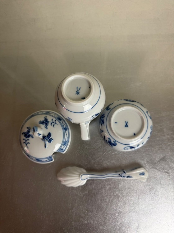 Image 1 of Original Meissen Milk & Sugar Set, Onion Pattern – Milk Jug, Sugar Bowl & Porcelain Spoon – 1st & 2nd Choice – Excellent Conditi
