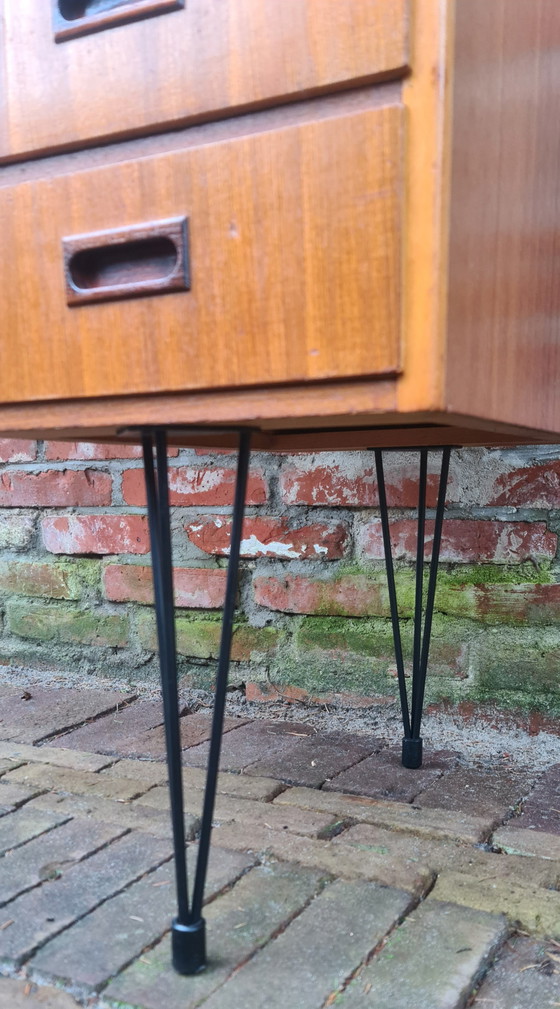 Image 1 of Bureau design vintage. Années 1960. Pieds en épingle à cheveux.