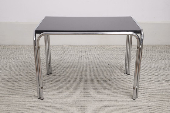 Image 1 of Tavolino laterale Bauhaus cromato con piano in acciaio tubolare e MDF nero, panca/mensola in stile Laccio di Marcel Breuer