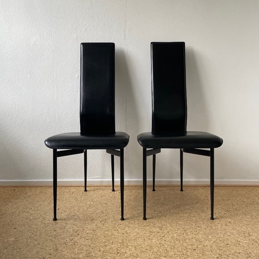 Een paar vintage zwarte leren Italiaanse design eetkamerstoelen (Fasem S44)