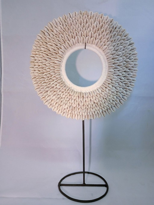 Anello decorativo di conchiglie su supporto